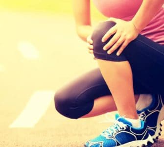 Sportlerin fasst sich ans Knie