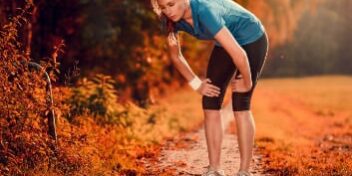Laktat Ermüdung erschöpfte Sportlerin Milchsäure Laktat alias Milchsäure lässt Deine Muskeln übersäuern.