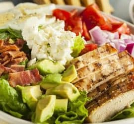 Teller mit No Carb Lebensmitteln für die ketogene Diät