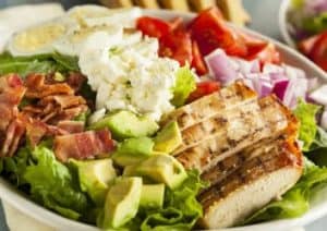 Teller mit No Carb Lebensmitteln für die ketogene Diät