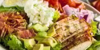 Teller mit No Carb Lebensmitteln für die ketogene Diät