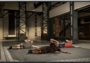 Lisa im GYMONDO Workout "VIP Abs" mit Trainer Steven Wilson