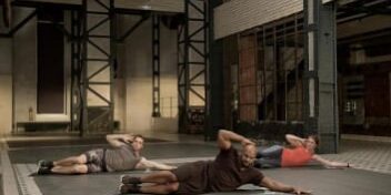 lisa-workout-mit-steven Lisa im GYMONDO Workout "VIP Abs" mit Trainer Steven Wilson