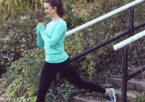 Lunges auf einer Treppenstufe