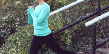 Lunges auf einer Treppenstufe