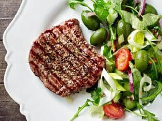 Mediterraner Salat mit Steak