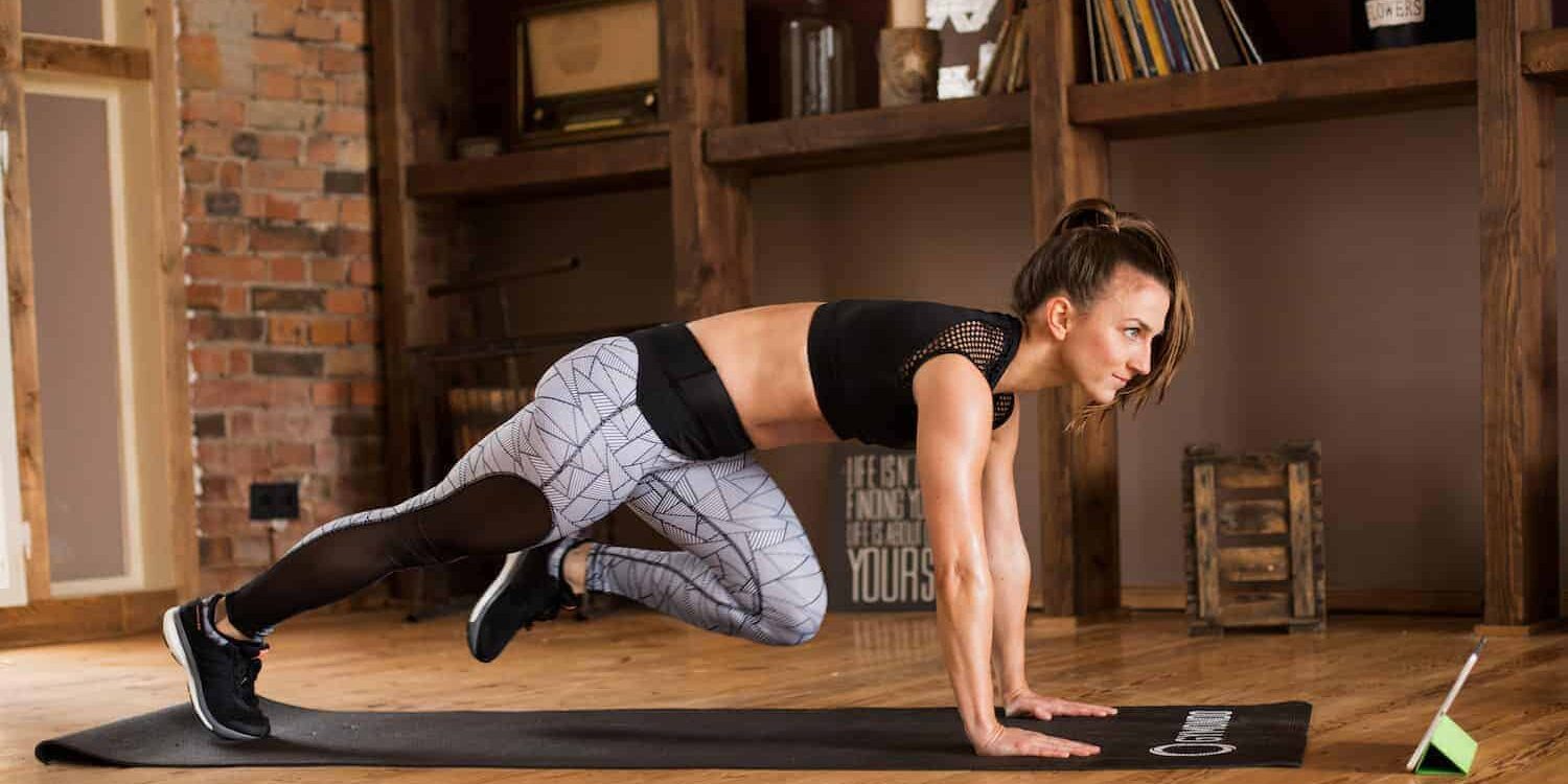 Frau macht mountain climbers auf der Matte seitlich