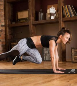 Frau macht mountain climbers auf der Matte seitlich