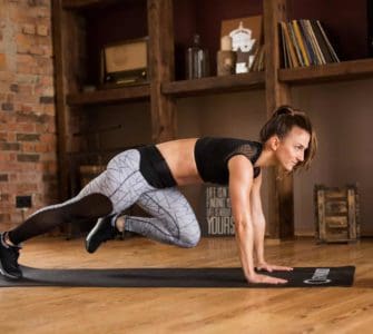 Frau macht mountain climbers auf der Matte seitlich