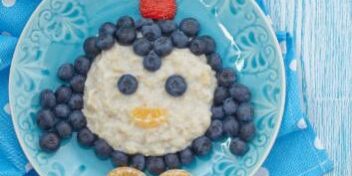 Pinguin Porridge mit Beeren