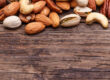Tisch mit Nüssen als Proteinsnack