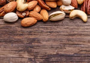 Tisch mit Nüssen als Proteinsnack