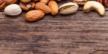 Protein Snack Nüsse Tisch mit Nüssen als Proteinsnack