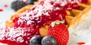 Protein Waffeln mit Himbeer Marmelade