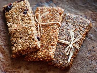 gesunder Proteinriegel mit Kirsche und Kakaopulver