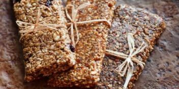 gesunder Proteinriegel mit Kirsche und Kakaopulver