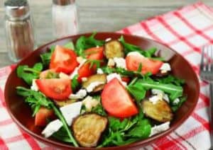 Rucolasalat mit gebratener Aubergine und Feta