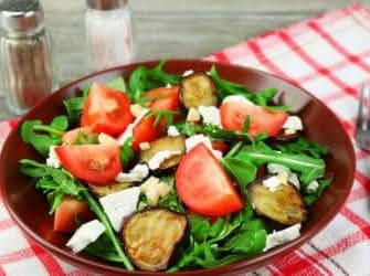Rucolasalat mit gebratener Aubergine und Feta