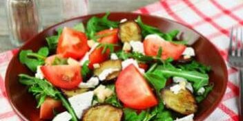 Rucolasalat mit gebratener Aubergine und Feta