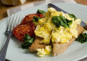 Office Lunch im Büro: Rührei Toast