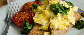 Office Lunch im Büro: Rührei Toast