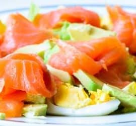 Salat mit Ei, Avocado und Räucherlachs