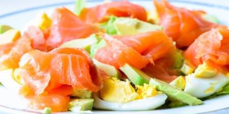 Salat mit Ei, Avocado und Räucherlachs