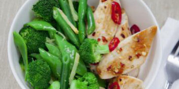 Scharfes Hühnchen mit grünem Gemüse