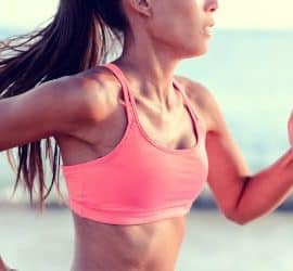 Sportlerin beim Training mit Sport-BH