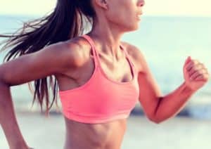 Sportlerin beim Training mit Sport-BH