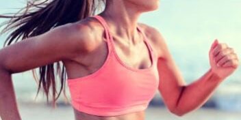 Sportlerin beim Training mit Sport-BH