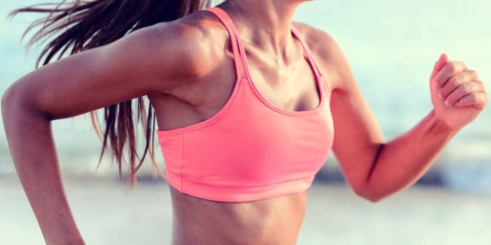 Sportlerin beim Training mit Sport-BH