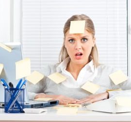 Gestresste Frau im Büro