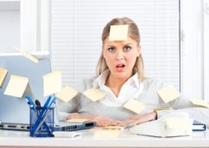 Gestresste Frau im Büro