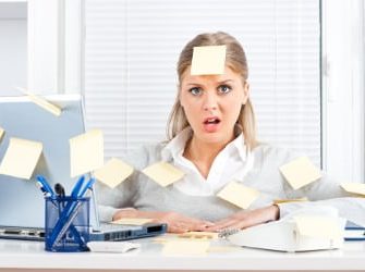 Gestresste Frau im Büro