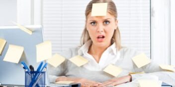 Stress im Büro genervte Frau Arbeit Gestresste Frau im Büro