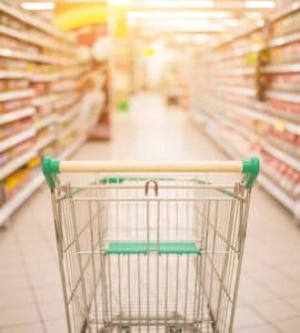 Die geheimen Einkaufswagen zwischen den Regalen eines Supermarktes. Strategien der Supermärkte