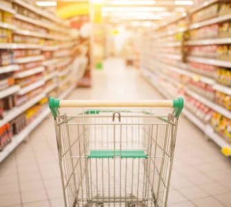 Die geheimen Einkaufswagen zwischen den Regalen eines Supermarktes. Strategien der Supermärkte