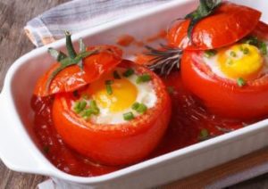 Tomaten gefüllt mit Ei