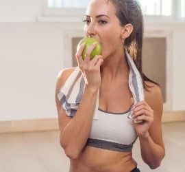 Sportlerin isst vor dem Training