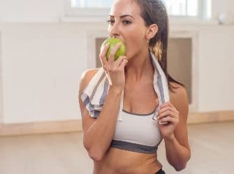 Sportlerin isst vor dem Training