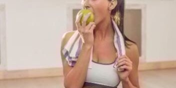 Sportlerin isst vor dem Training