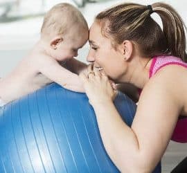 Mutter und Kind beim Diastase Training