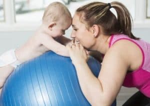 Mutter und Kind beim Diastase Training