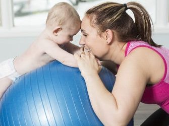 Mutter und Kind beim Diastase Training