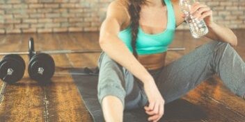 wasser-und-abnehmen Sportlerin trinkt Wasser um abzunehmen