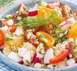 Würziger Tomaten Radieschen Salat mit frischen Kräutern