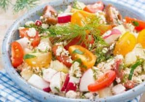 Würziger Tomaten Radieschen Salat mit frischen Kräutern