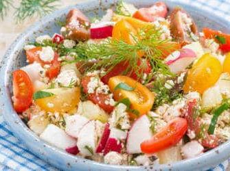 Würziger Tomaten Radieschen Salat mit frischen Kräutern