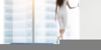 Frau schaut nach dem Training aus dem Fenster